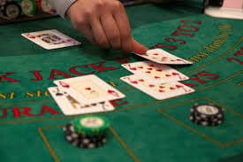 Dealer profesional membagikan kartu di meja Casino Hold'em